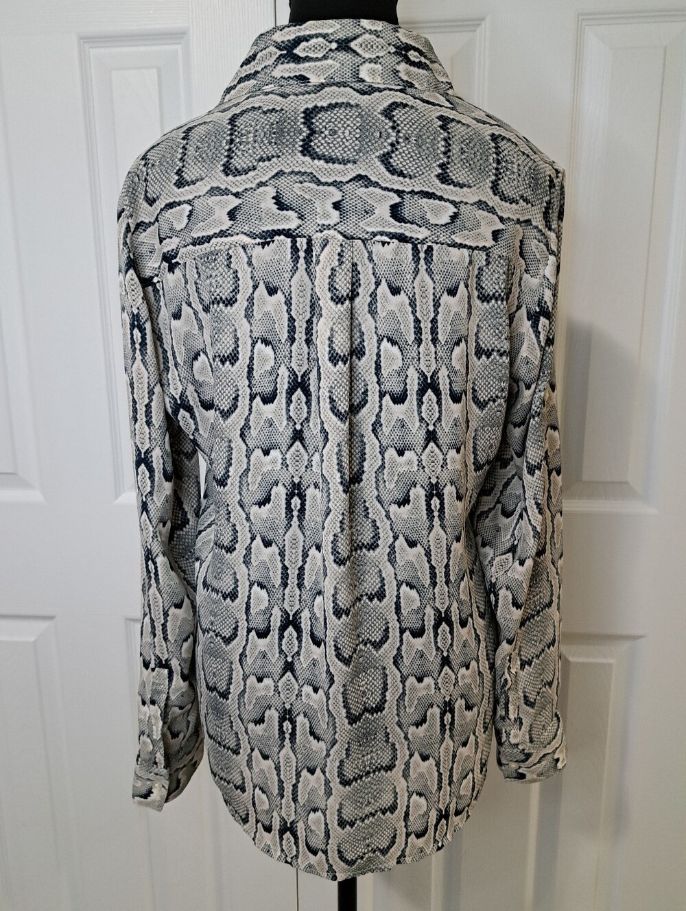 Express The Portifino Shirt Snakeskin Animal Print Blouse Black Beige Medium - Picture 7 of 11